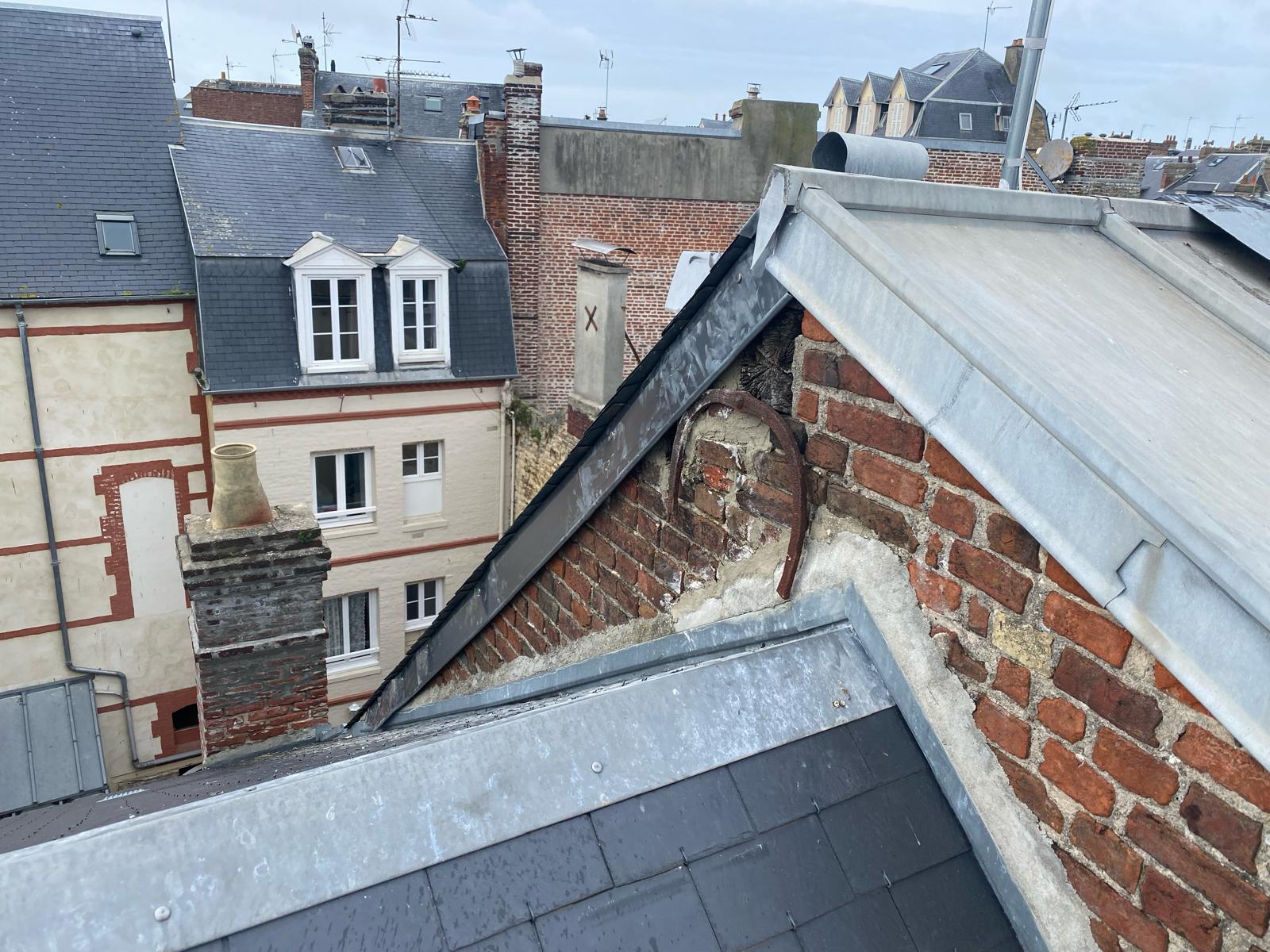 Noues et raccords d'étanchéité en zinc sur une toiture par CF Couverture