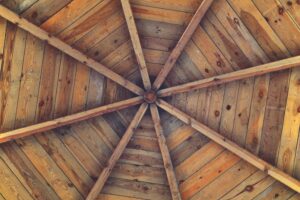 Charpente traditionnelle en bois apparente à Pont-l'Évêque