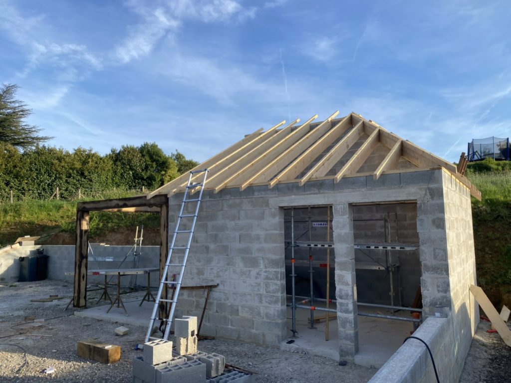 Charpente traditionnelle en bois apparente à Pont-l'Évêque