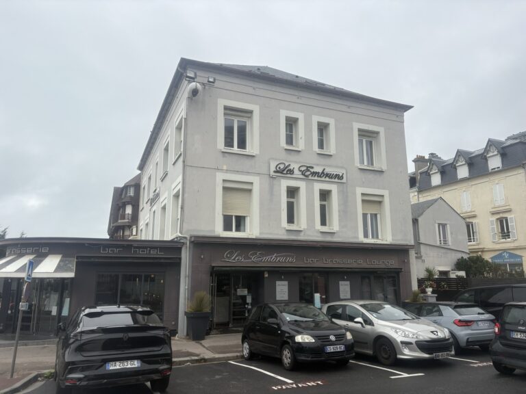 Prochain chantier ! Nous avons hâte de le commencer sur notre plage trouvillaise merci au propriétaire de votre confiance 😊 rénovation complète d’un bâtiment mythique en ardoise naturelle et ravalement de la façade