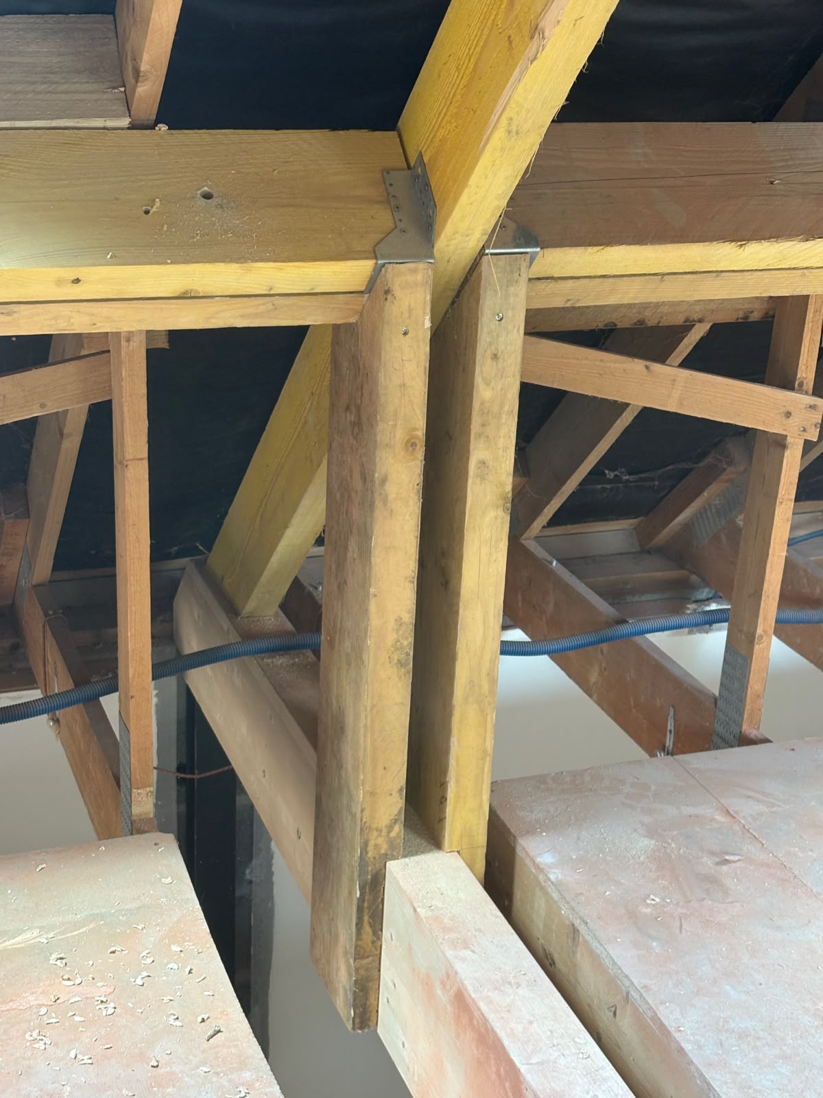 Assemblage repris en rénovation : pièce neuve fixée sur sabot métallique