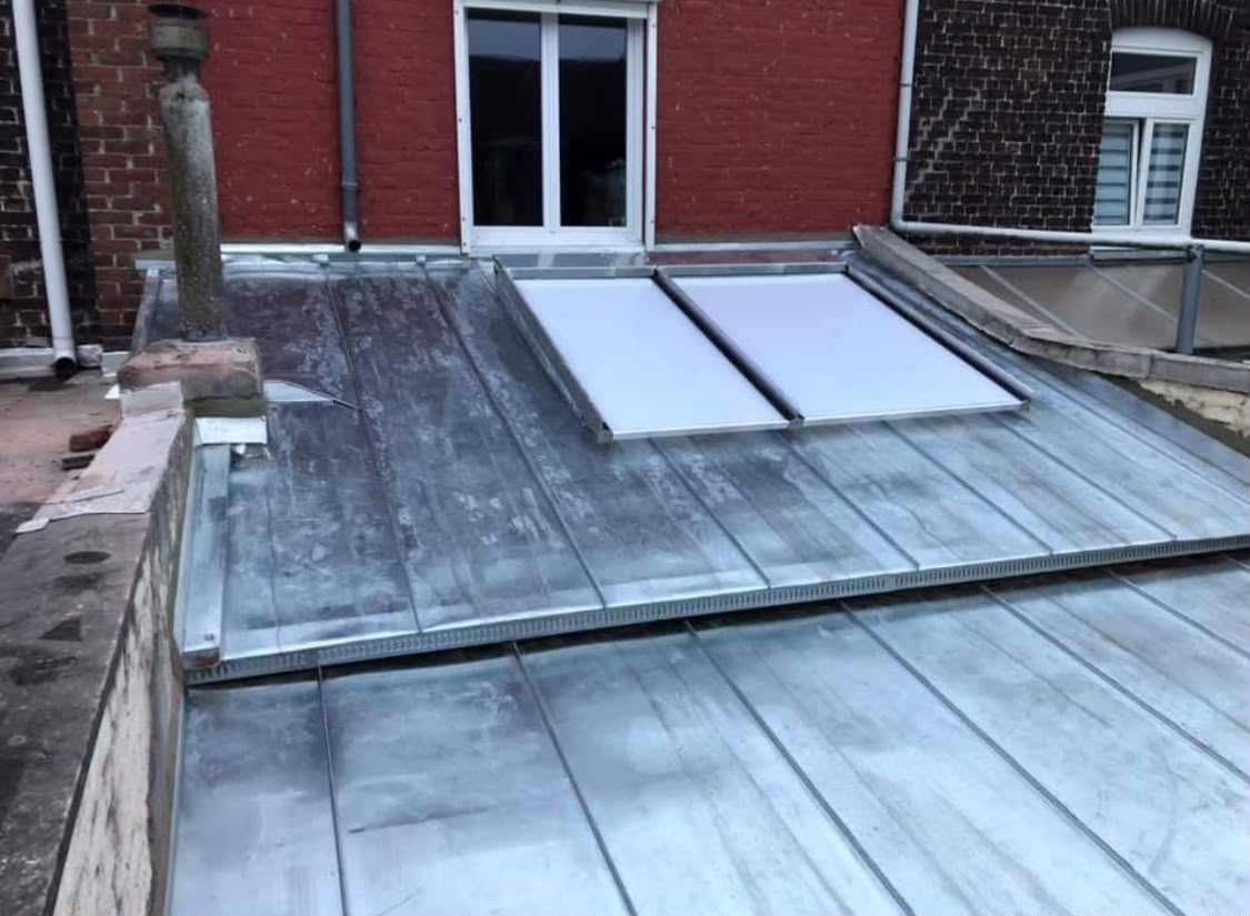 Couverture en zinc à joint debout avec closoir de faîtage ventilé, chantier CF Couverture