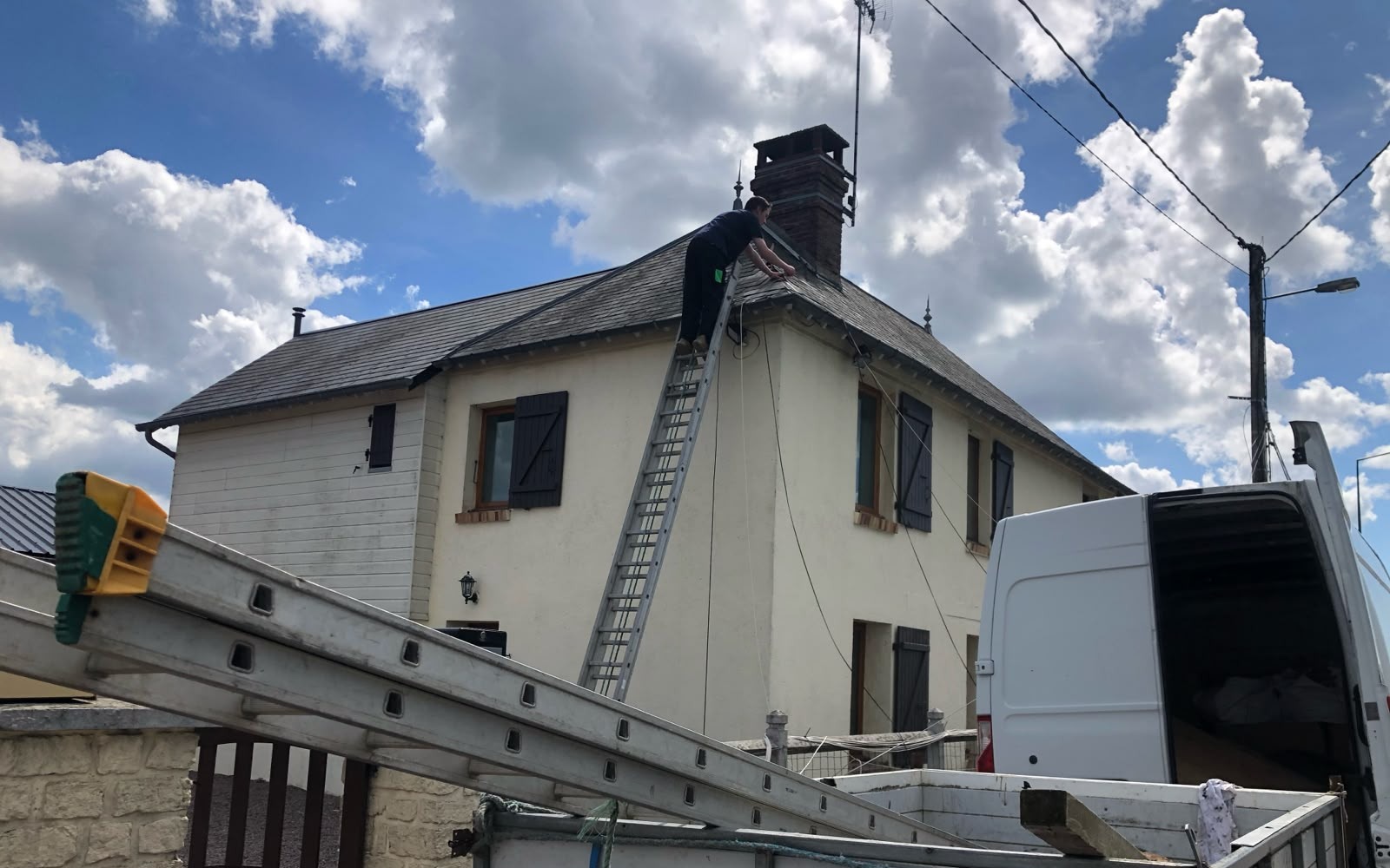Accès à une toiture en ardoise par échelle pour relevé sur place, chantier CF Couverture
