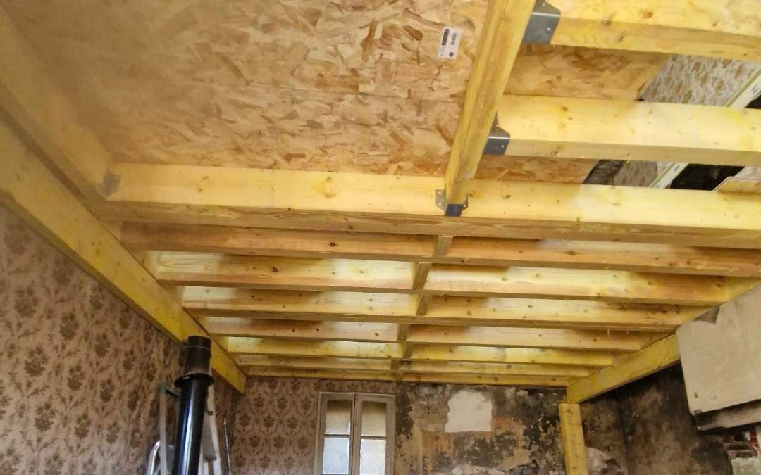 Structure bois neuve posée en rénovation intérieure : solives et panneaux, chantier CF Couverture