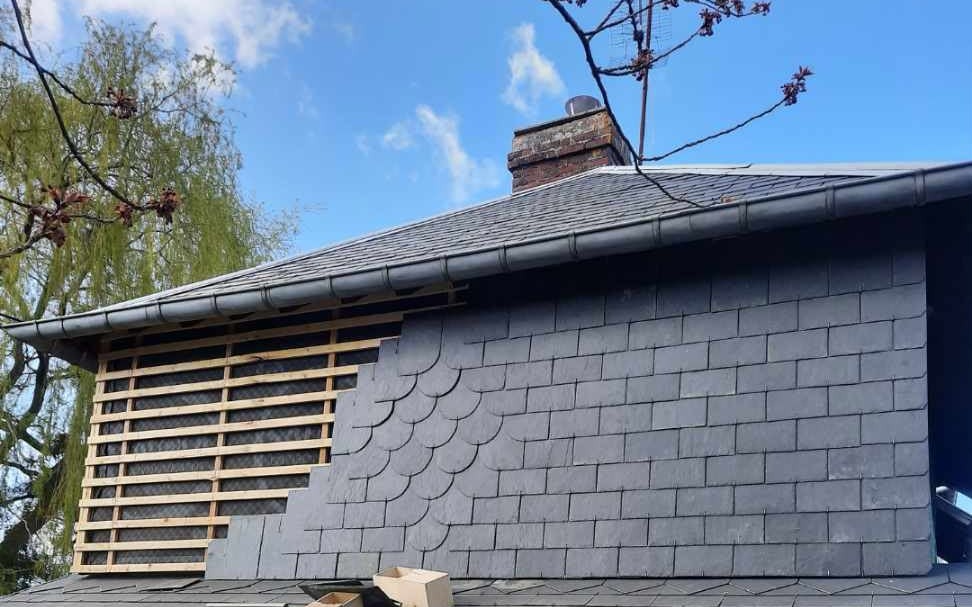 Pose d'ardoises en écaille sur une lucarne, chantier CF Couverture en Pays d'Auge