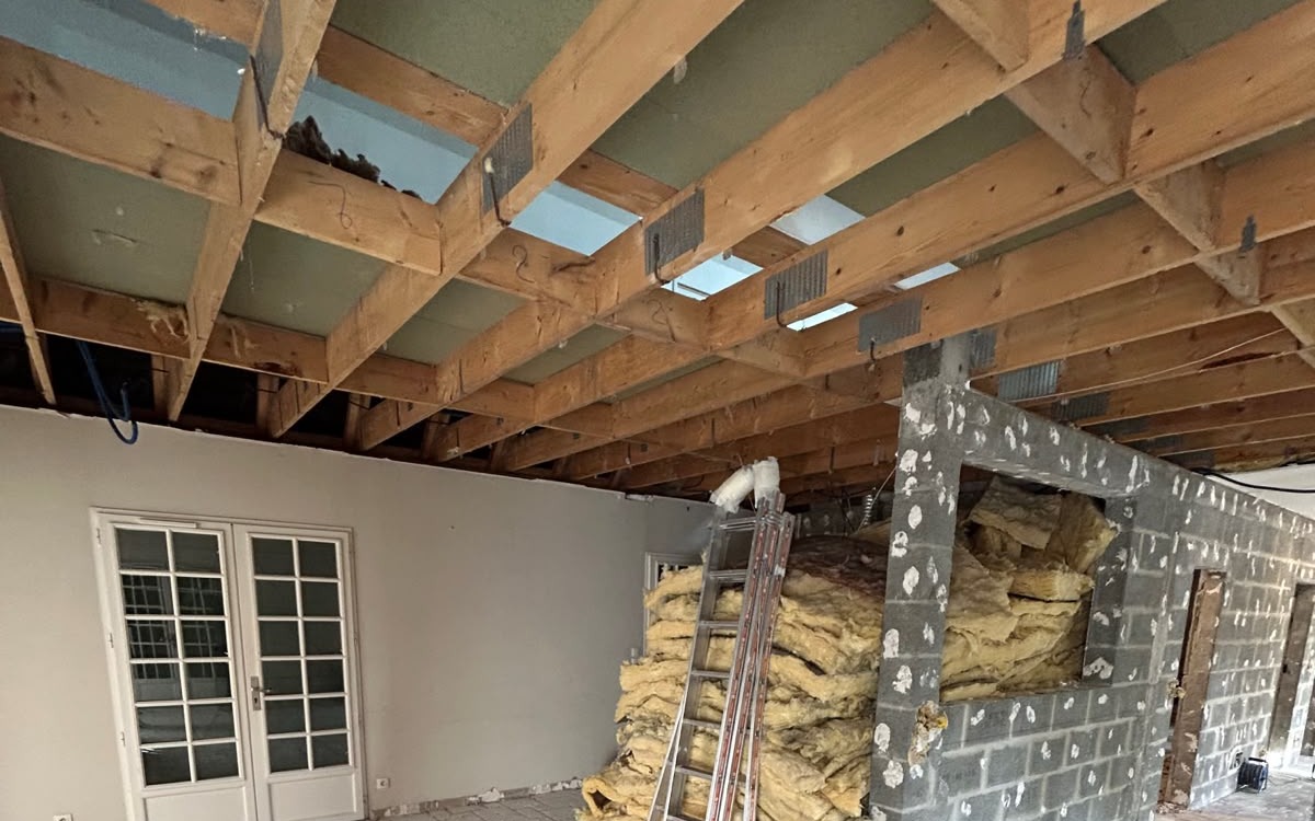 Modification de structure en rénovation : solives neuves sur sabots et isolation en attente de pose, chantier CF Couverture